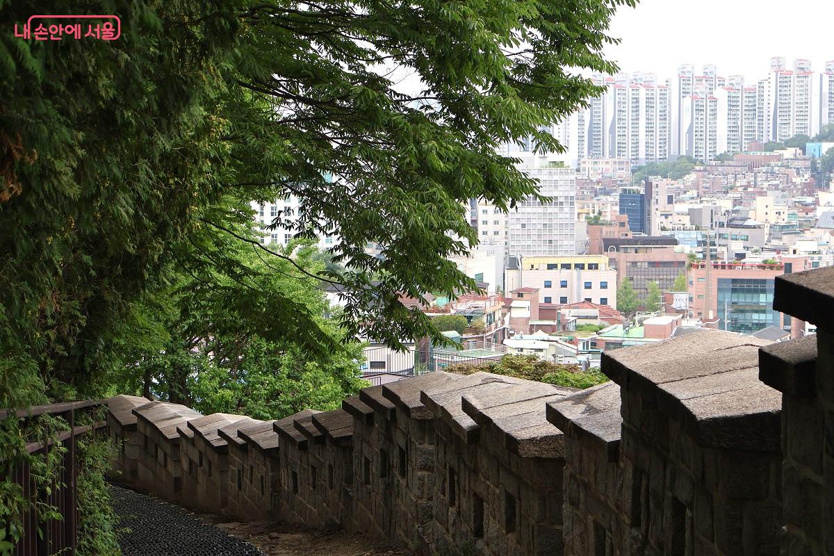 성곽길 너머로 서울 풍경이 펼쳐진다. ©이봉덕