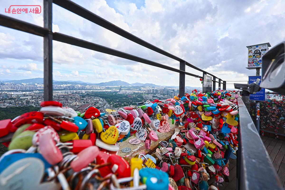 전망대 울타리에 채워진 사랑의 자물쇠 ©김주연