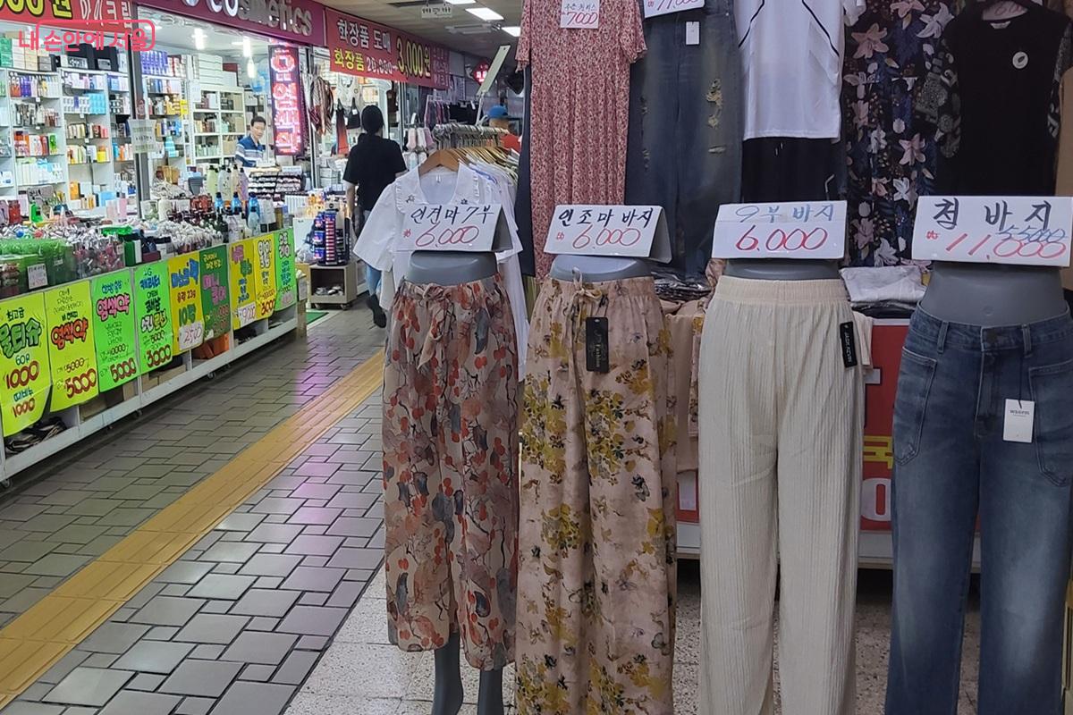 저렴한 가격에 놀라게 되는 의류 상점 ©이상돈