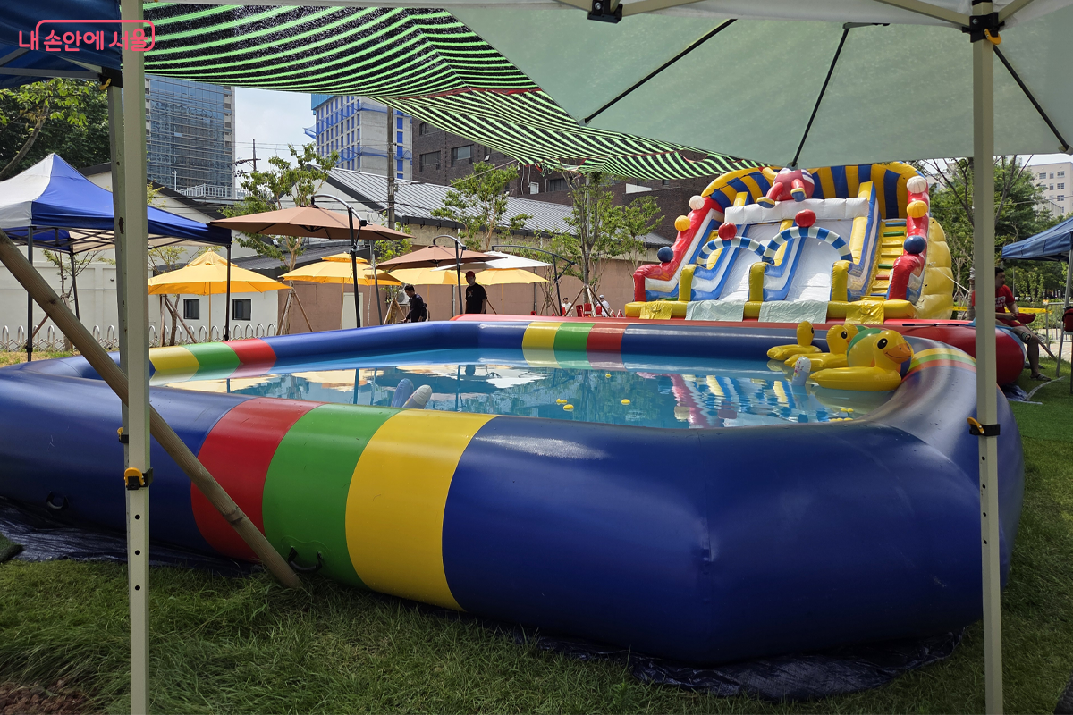 유아들을 위한 안전 튜브도 있고, 물놀이 휴식시간을 정해 안전 점검도 하고 있다. &copy;장미화