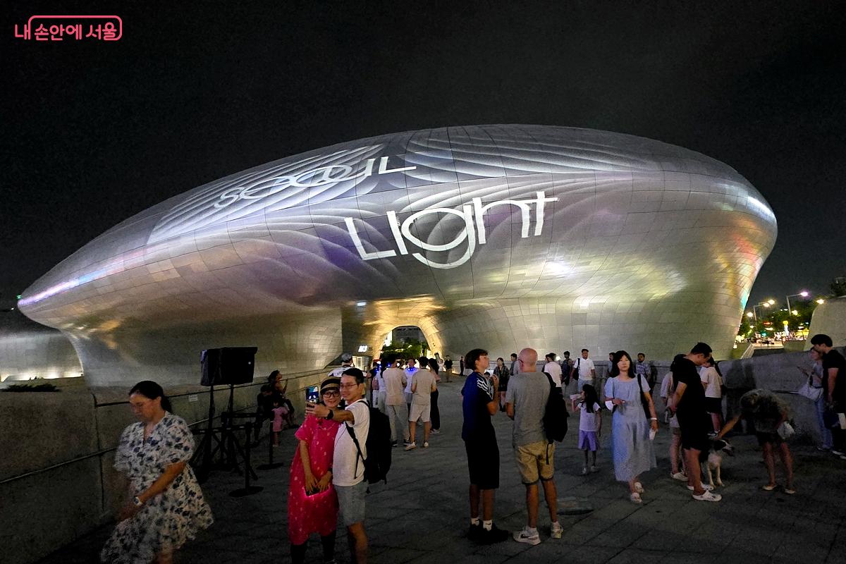 DDP 건물 외벽에 보이는 미디어 파사드 ©김윤경