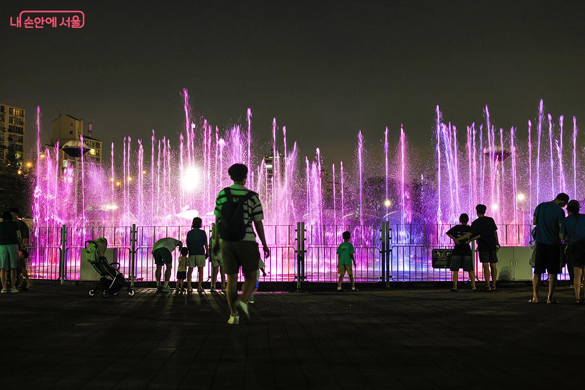 영화 감상을 마치고 뚝섬한강공원 분수광장에서 시원하게 분수 쇼를 감상해도 좋다. ©김주연