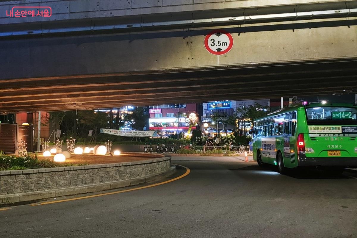 으슥하던 마을버스 정류장이 그린아트길 조성 후 환해졌다. ©김병규