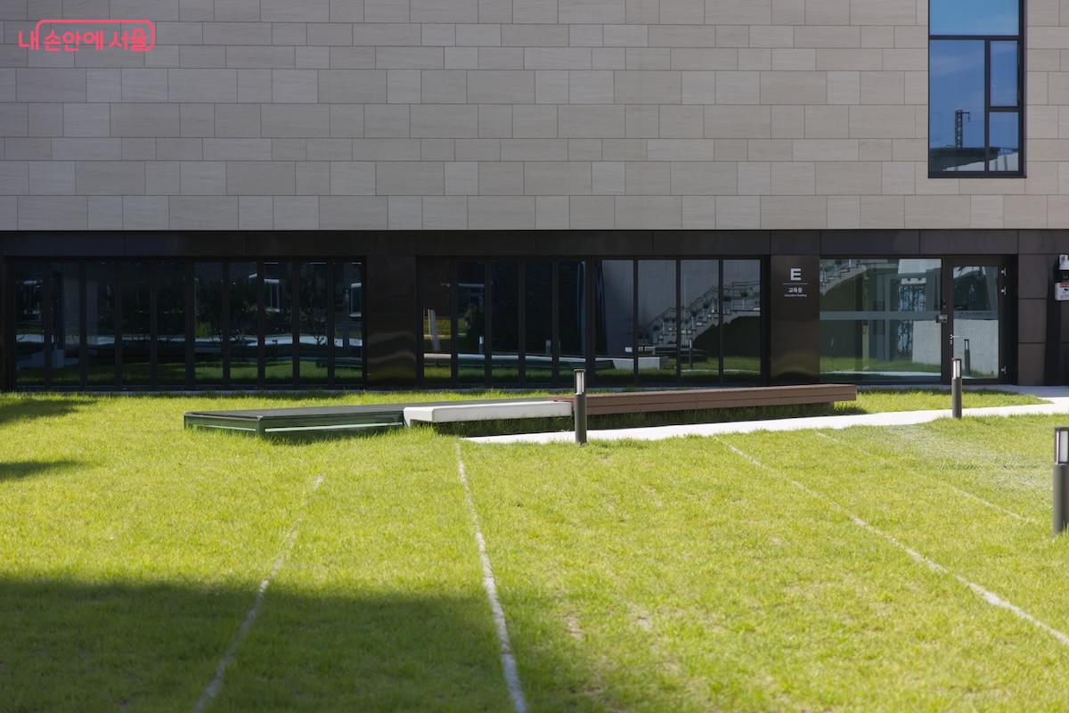 공터로 남아 있던 테니스장 일대는 '치유의 길', '민주광장' 등으로 재탄생하여 각 기념관을 연결하는 통로가 되어 주고 있다. &copy;임중빈