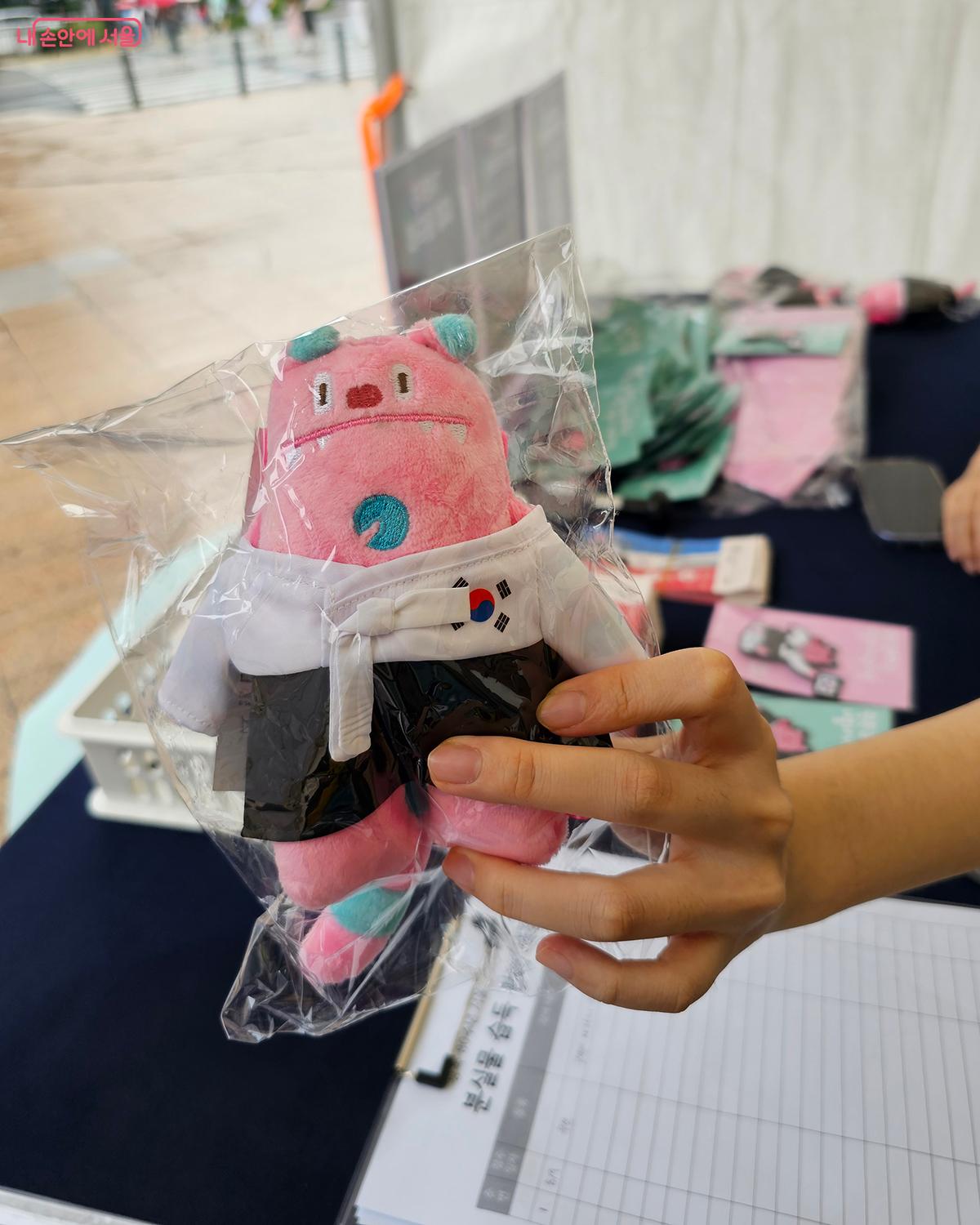 '광복패스 스탬프 투어'에 참가하고 받은 저고리를 입은 해치 인형의 귀여운 모습 ©정향선