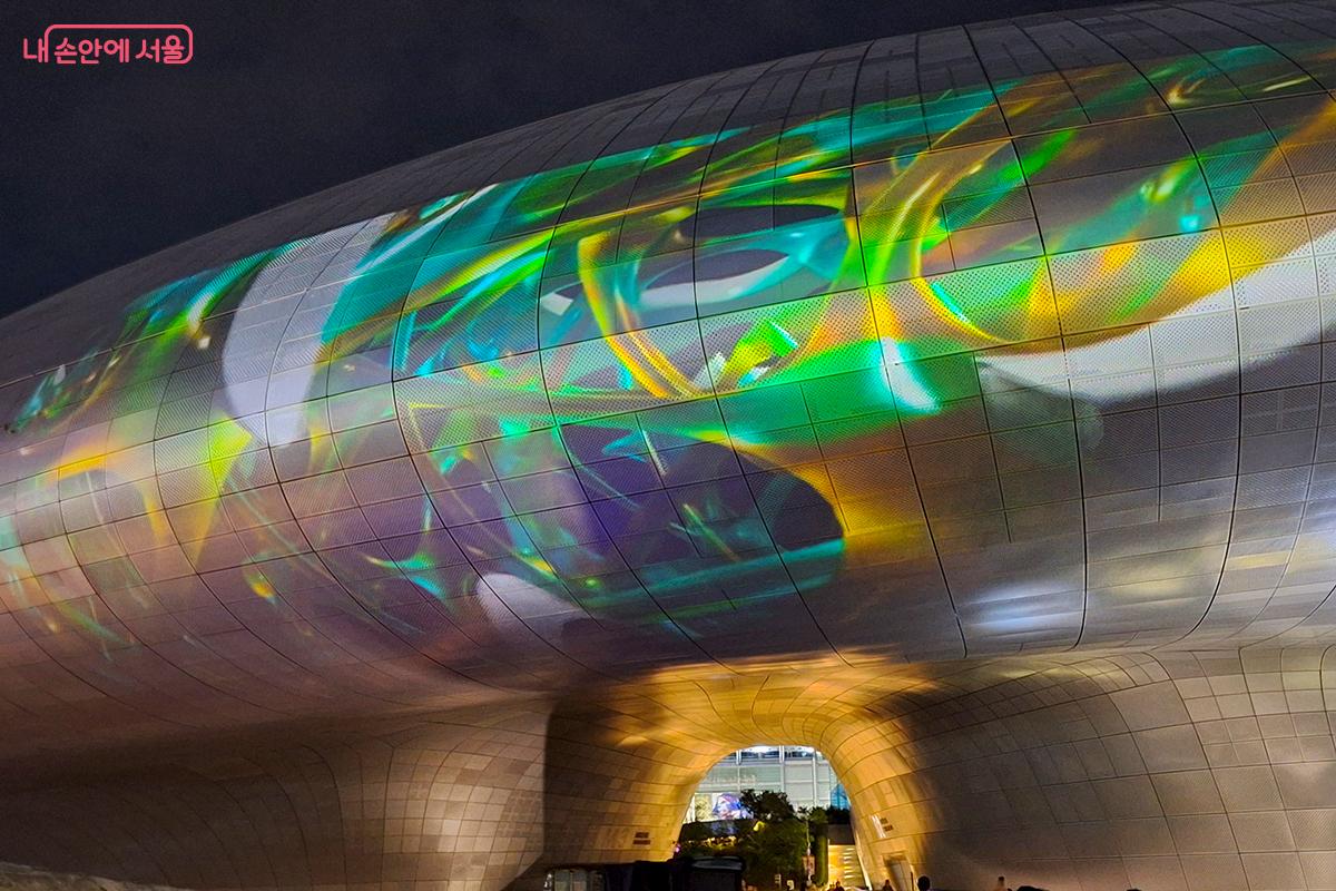 'Into the Waves of Light'는 물 위에 비치는 빛의 잔상같은 레이저와 묵직한 사운드로 몽환적인 분위기를 연출한다. 