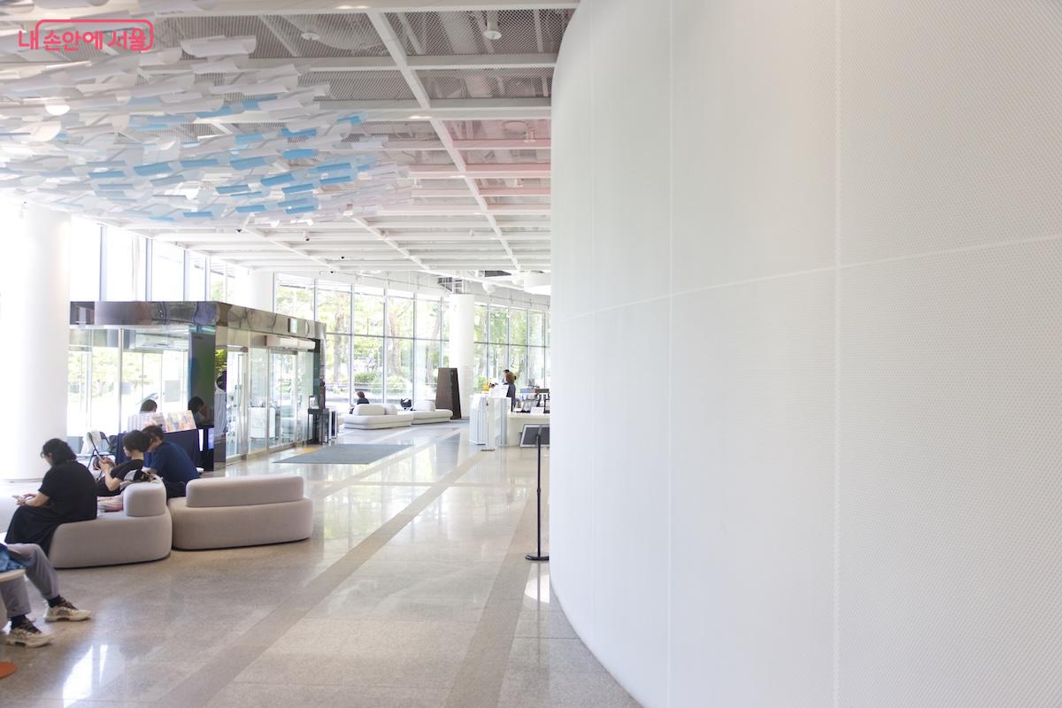 2022년 대대적인 리모델링 이후 더욱 쾌적한 모습으로 변한 청와대 사랑채 &copy;임중빈