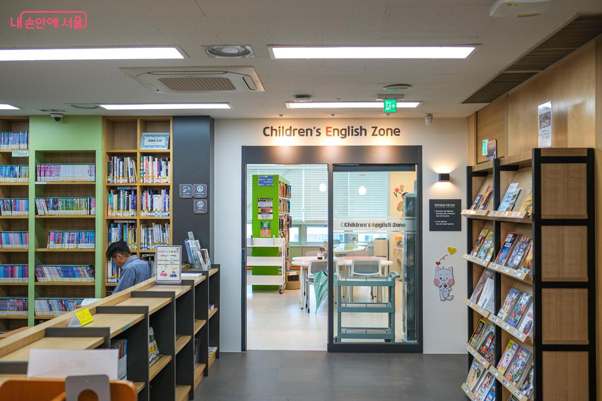 어린이들을 위한 영어책 자료실이 별도로 마련되어 있다. ©박우영 