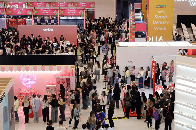 ‘서울뷰티위크’가 8월 28일부터 30일까지 동대문디자인플라자(DDP)에서 열린다. 사진은 2024 서울뷰티위크 현장
