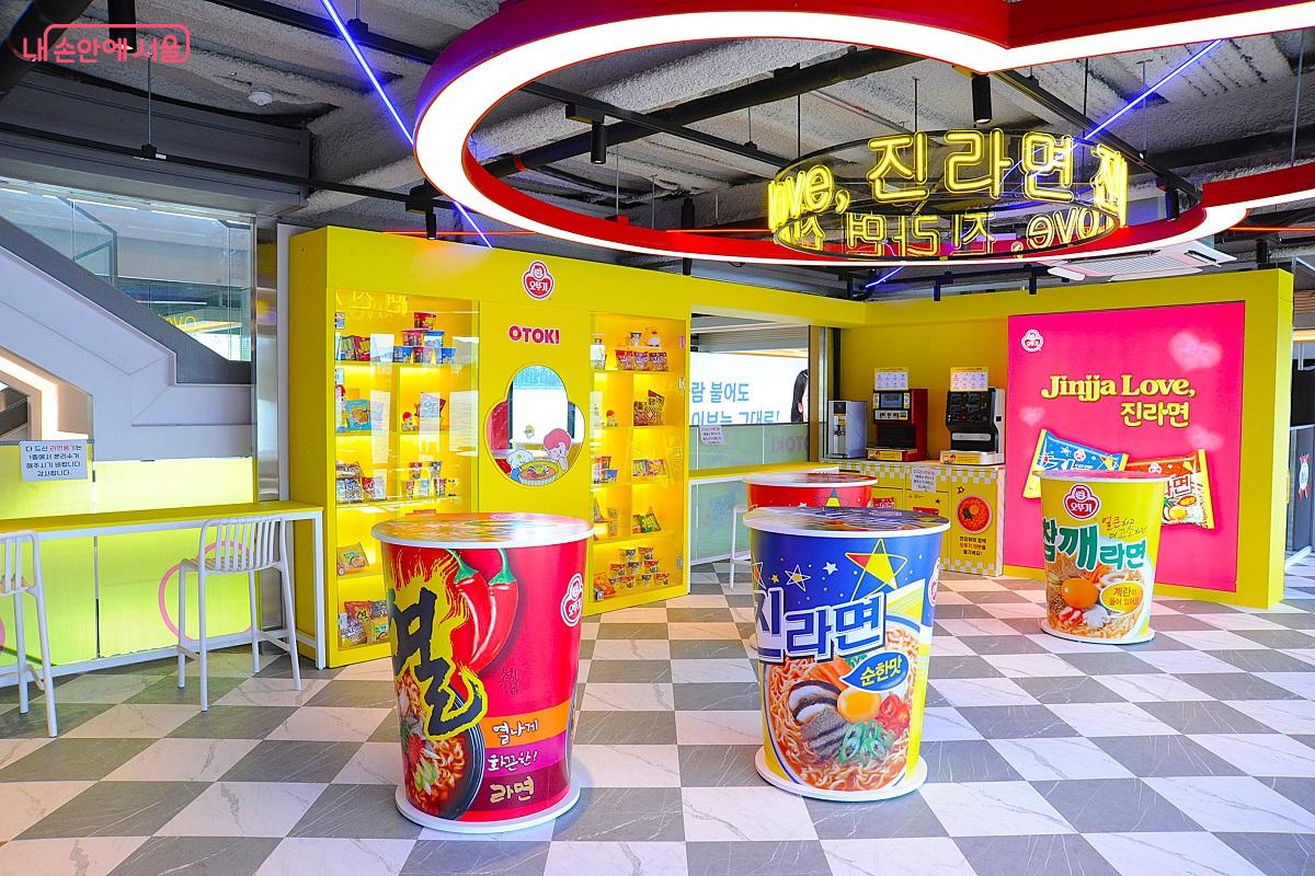 ‘오뚜기’는 압구정·뚝섬 선착장에 ‘해피냠냠 라면 가게’를 차렸다. ©조수봉