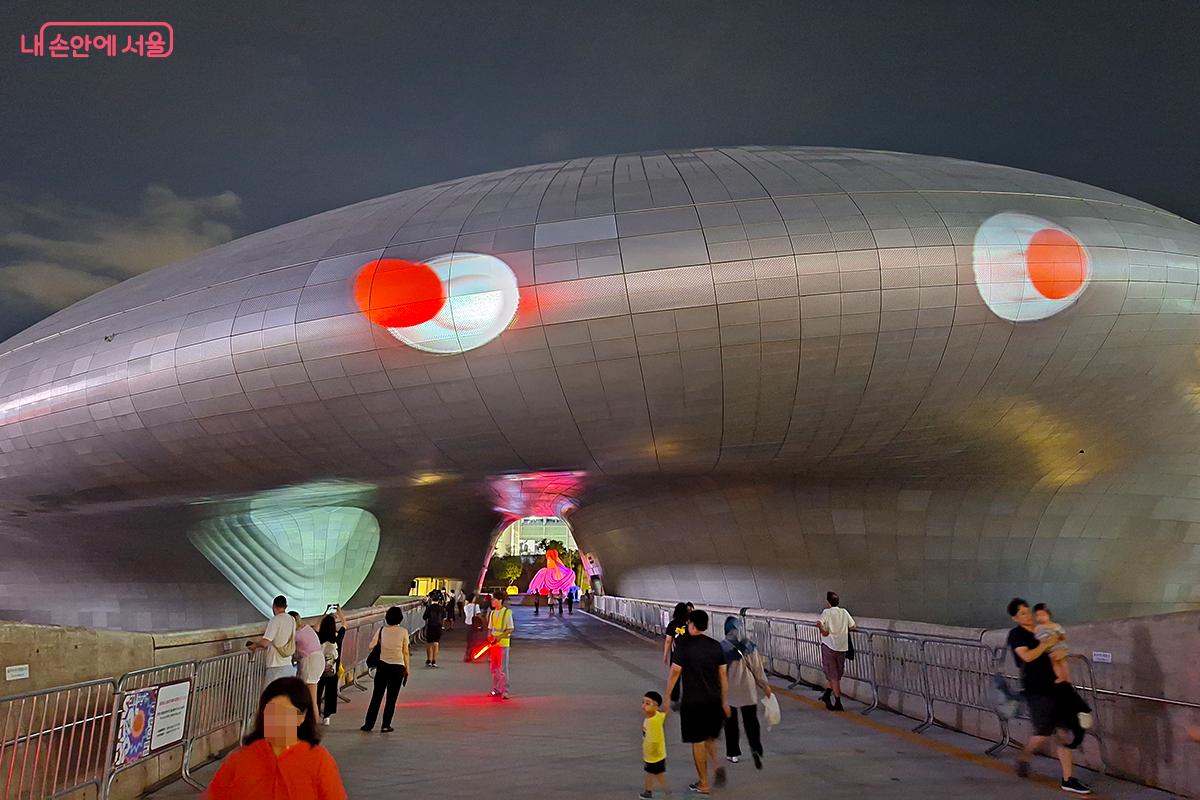 '서울라이트 DDP 2025 가을'에서 화려한 미디어파사드도 즐기고, AI 기술과 예술이 만들어내는 새로운 형태의 몰입적 경험도 해보자. ©정향선