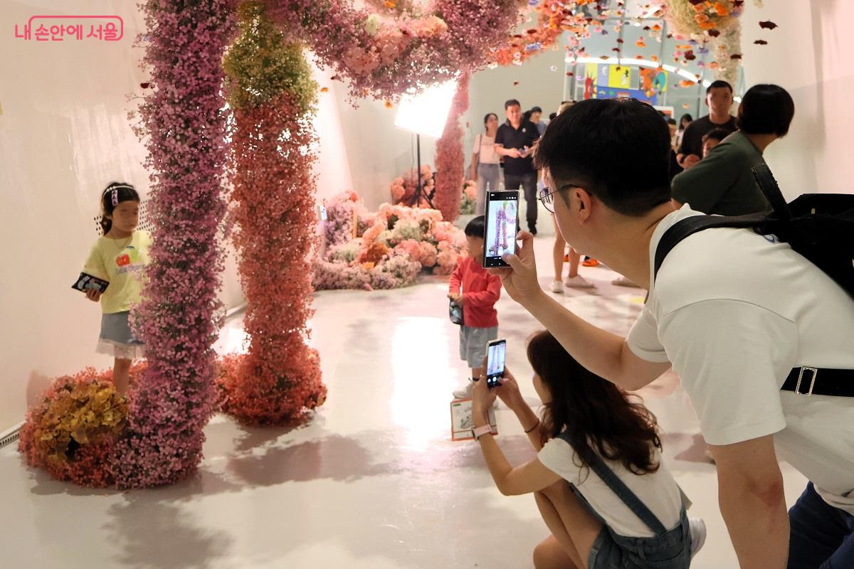 <디자인 홀리데이> 행사장을 찾은 가족들이 즐거운 시간을 보내고 있다. ©이봉덕