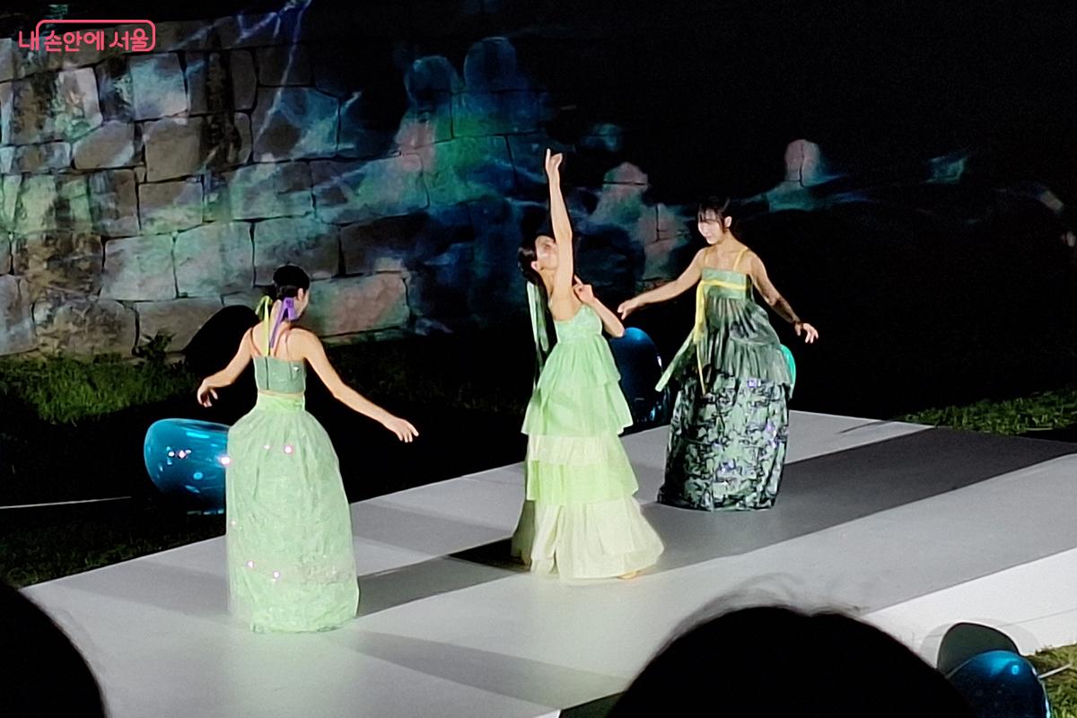 마치 서울의 역사와 내일이 한순간에 포개진 듯 신비로움을 연출했다. ©이혜숙