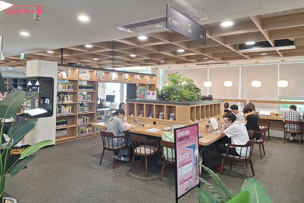 2층 &lsquo;모두의 거실&rsquo;에서는 누구든 편하게 앉아 여유를 즐길 수 있다. &copy;정향선 