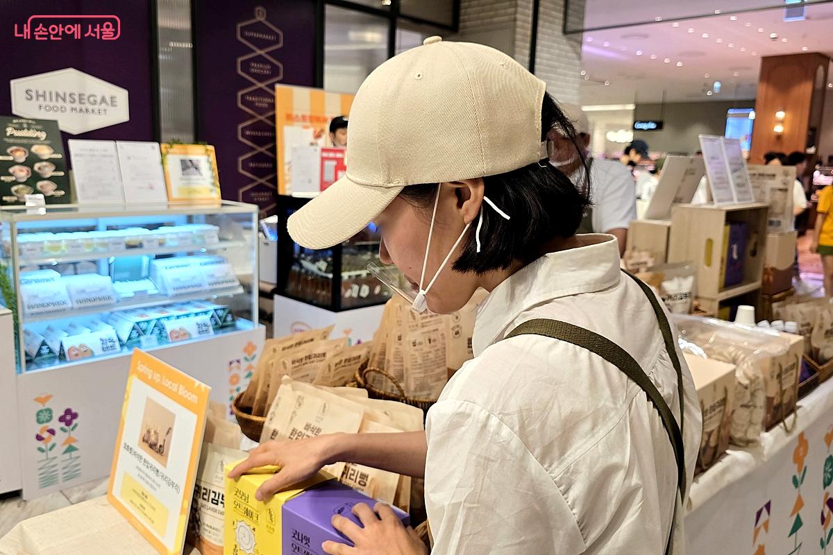 ㈜오트릿 이지희 대표가 귀리 제품에 관해 설명하고 있다. ©김윤경