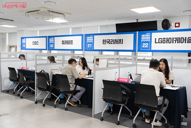 채용박람회 사전신청 후 현장에서 입사지원서 접수 및 1:1 면접이 진행된다. 사진은 남부권역 채용박람회 모습