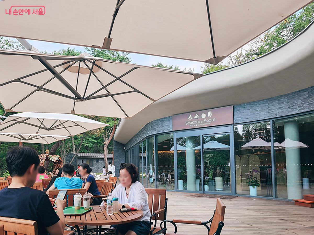 산림휴양시설인 &lsquo;수락 휴(休)&rsquo;의  방문자센터 앞 &lsquo;휴 마당&rsquo; &copy;문청야