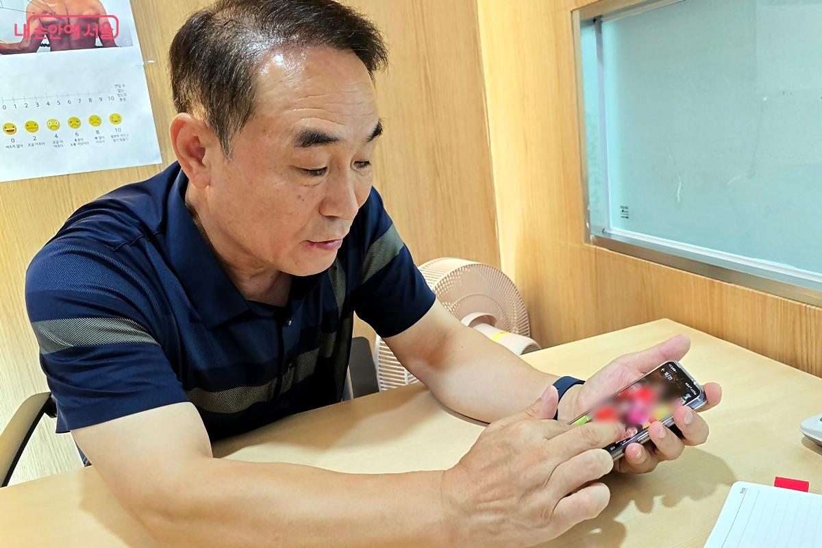 정창하 씨가 사진을 보여주며 이야기를 하고 있다. ⓒ김윤경