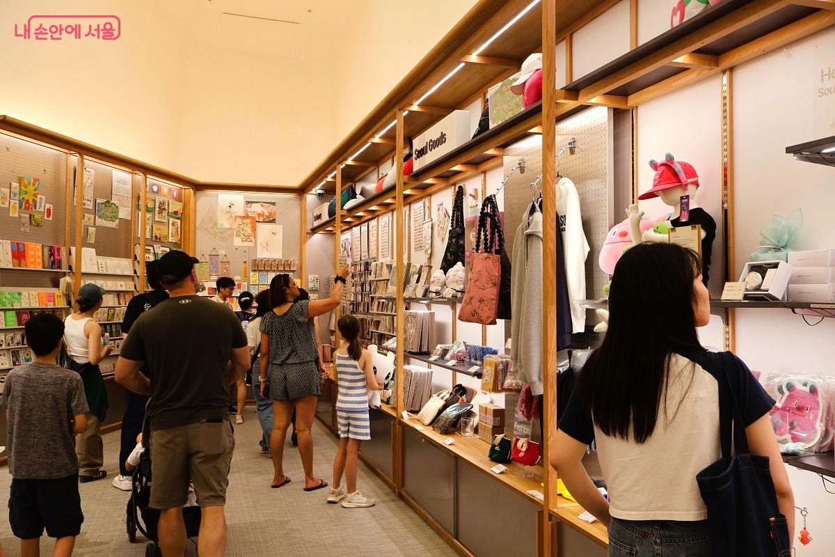 DDP디자인스토어, 세계에 알려진 국내 스타 디자이너의 작품과 독특한 아이디어의 브랜드 제품을 한 곳에서 둘러볼 수 있다. ©이봉덕