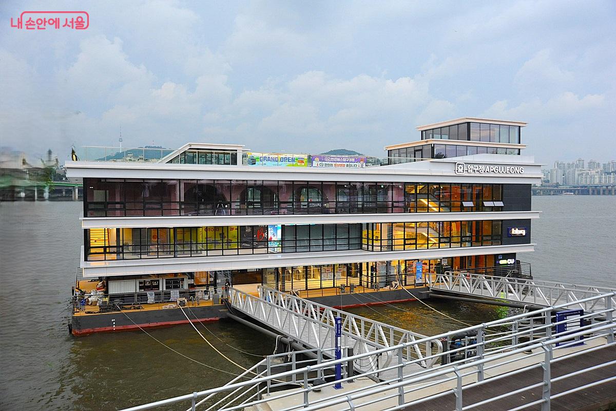 잠원한강공원 내 압구정 선착장 ©조수봉