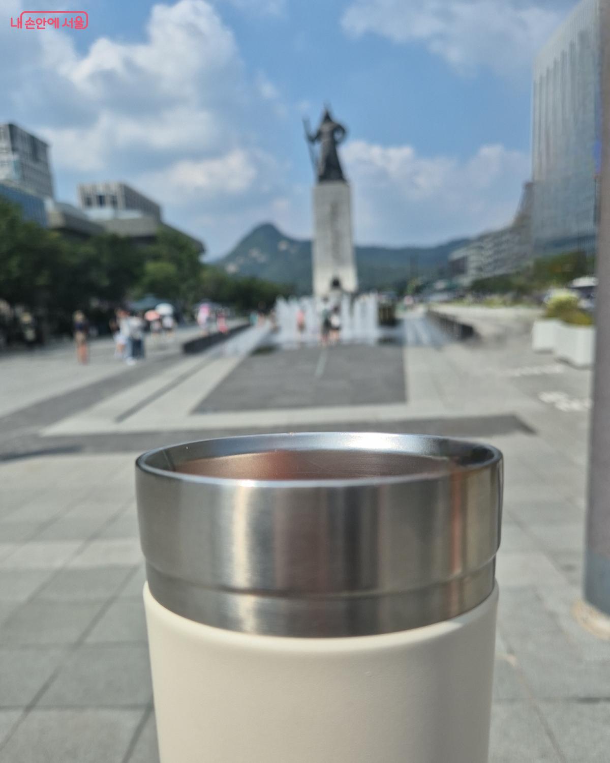 할인 받아 구매한 음료가 텀블러에 담겨 있다. &copy;송수연