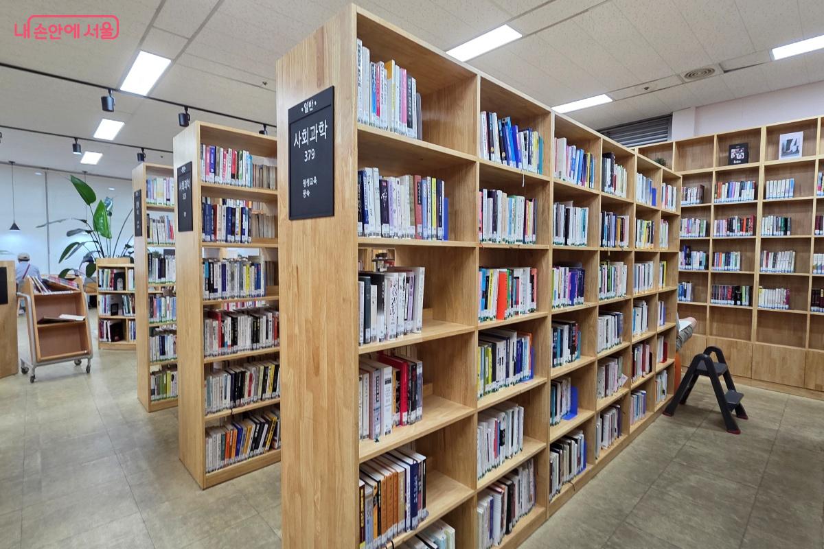 서가에는 2만7,000여 권의 책이 비치돼 있고, 열람석 등이 조성됐다. &copy;김미선