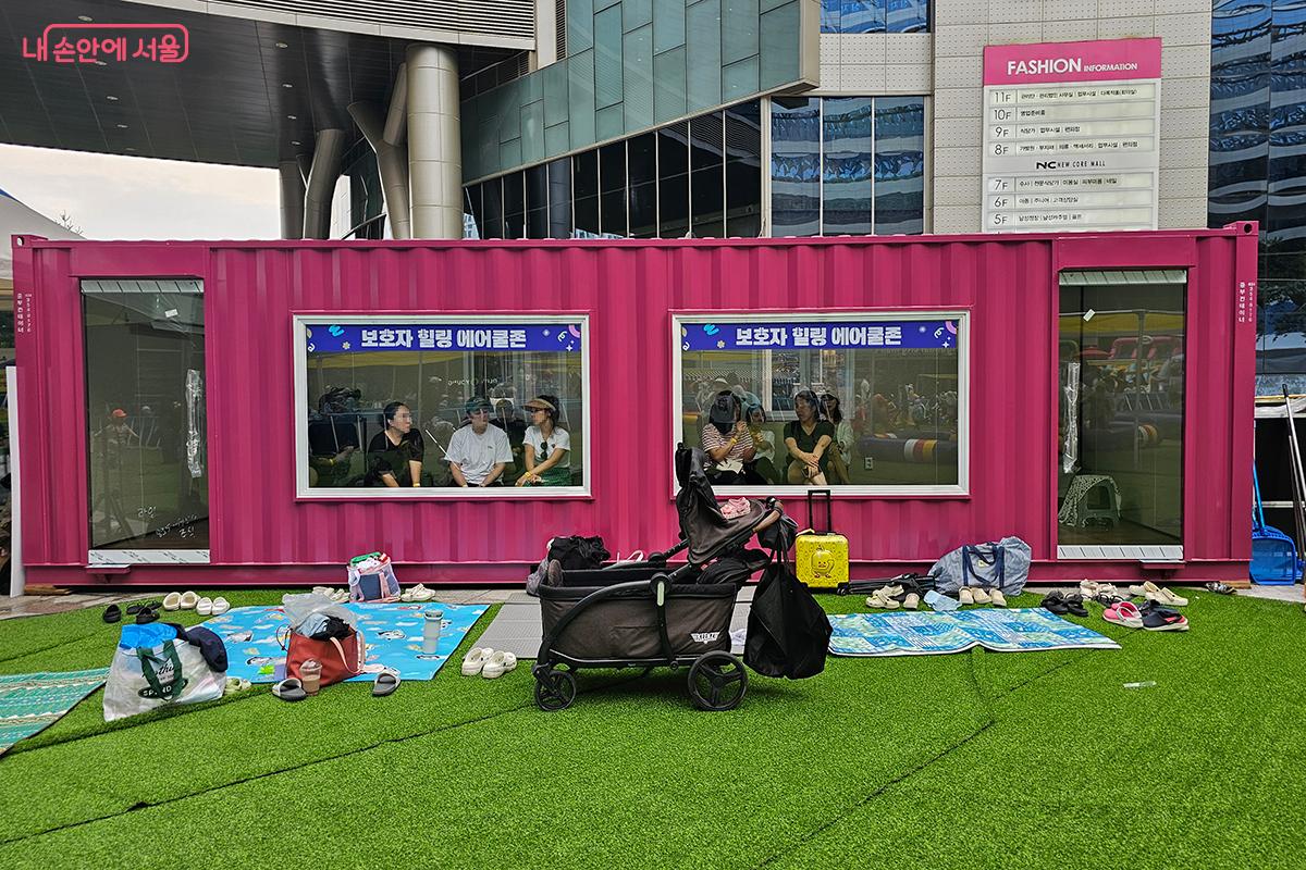 '보호자 힐링 에어쿨존'은 보호자들이 에어컨이 나오는 실내에서 휴식을 취하며 유리창을 통해 아이들이 노는 모습을 지켜볼 수 있다. ©이혜숙