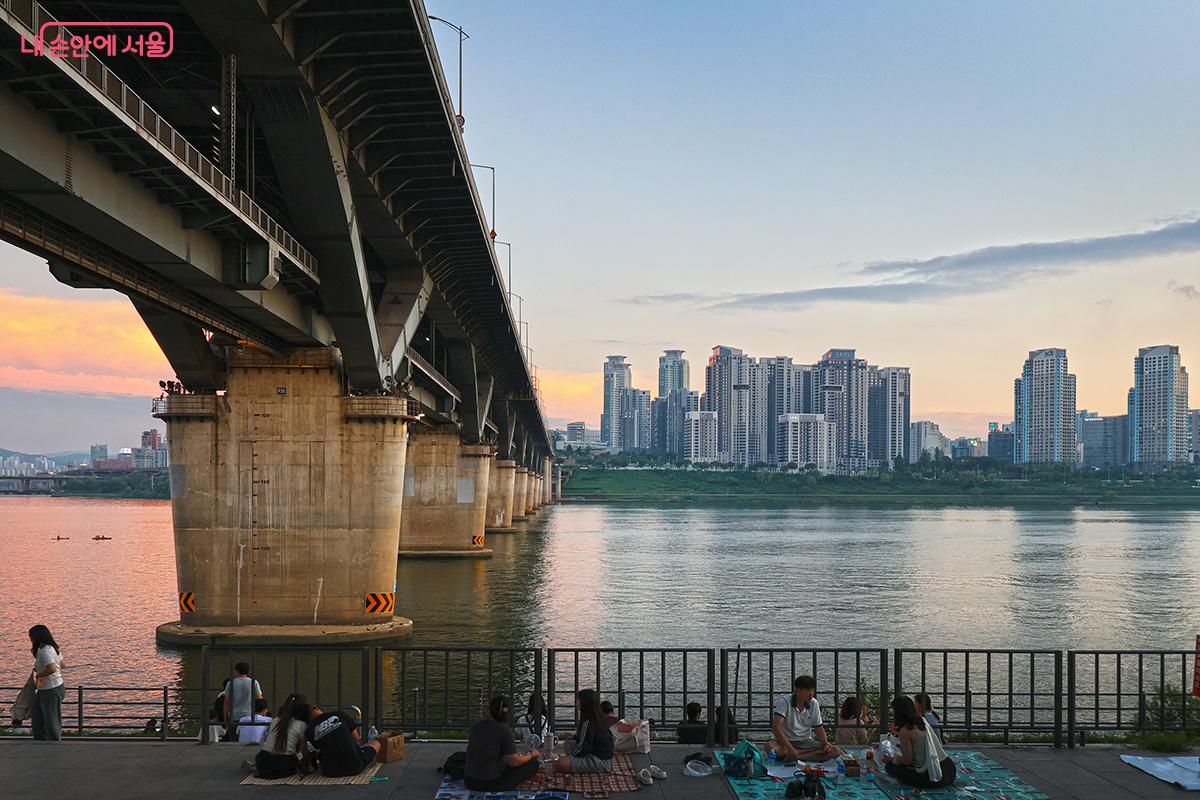 무더위를 피해 뚝섬한강공원을 찾은 시민들을 만날 수 있다. ©김주연