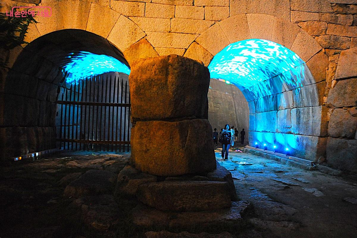 ‘Fluid Memory’는 프로젝션 맵핑 기법으로 이간수문과 연결된 한양성곽 약 100m 구간에 걸쳐 작품을 상영한다. ©조수봉