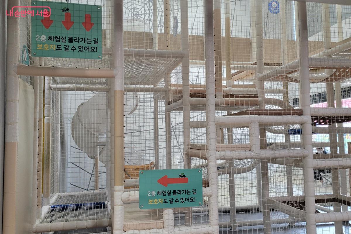 2층으로 올라가기 위해서는 아이와 보호자 모두 정글짐을 이용해야 한다. &copy;김민지