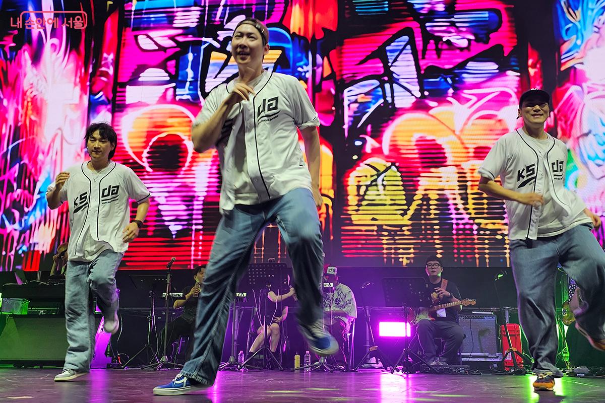 K-셔플 대중화를 이끄는 전문팀 &lsquo;KSDA셔플&rsquo;의 화려한 퍼포먼스 &copy;이혜숙