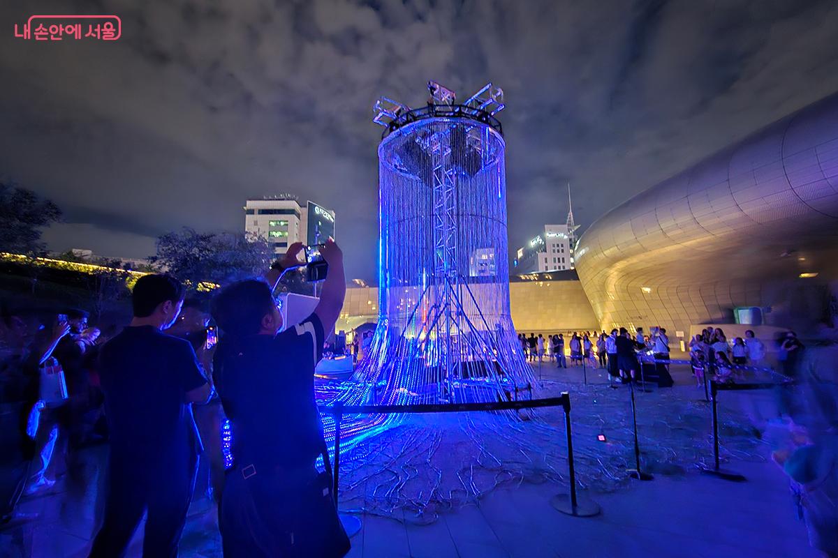 팔거리에 우뚝 선 'Flux'가 알고리즘을 시각화한 몰입형 미디어로 눈길을 끌었다. ©이혜숙