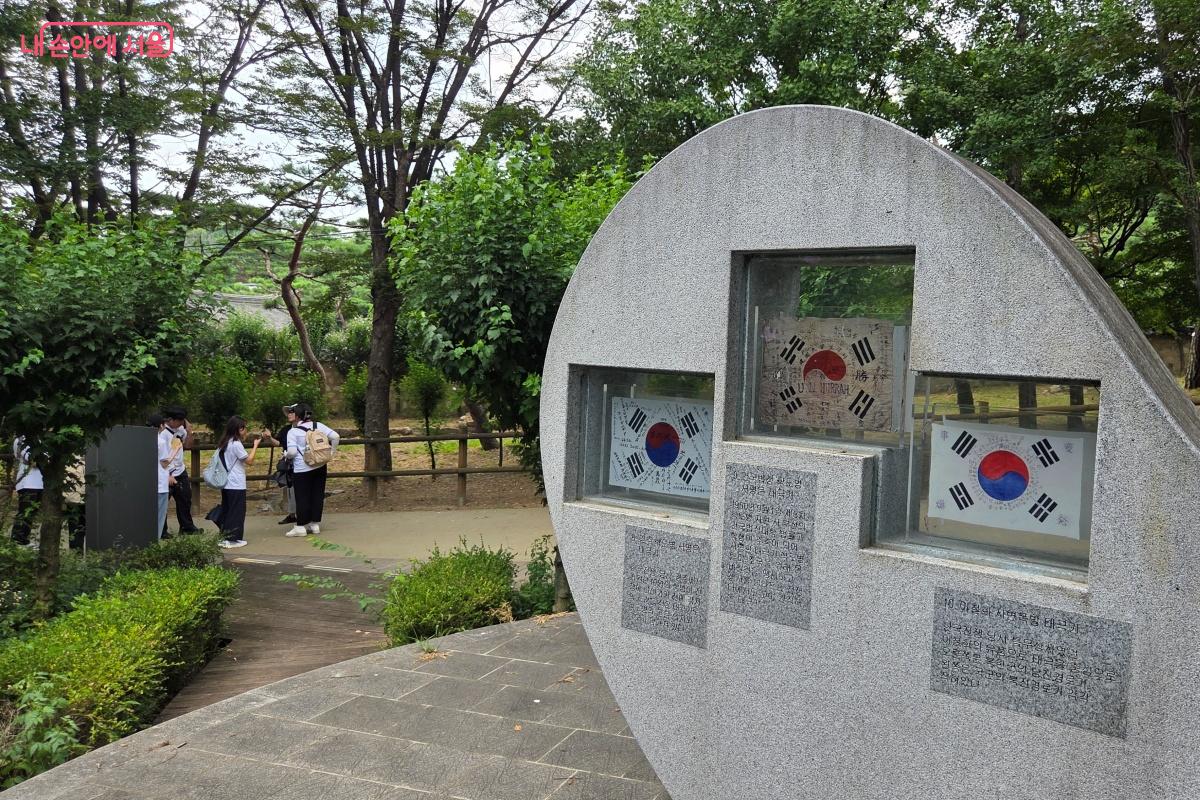 우리 겨레의 민족성을 나타내는 무궁화 70구가 심어져 있다. ⓒ김미선
