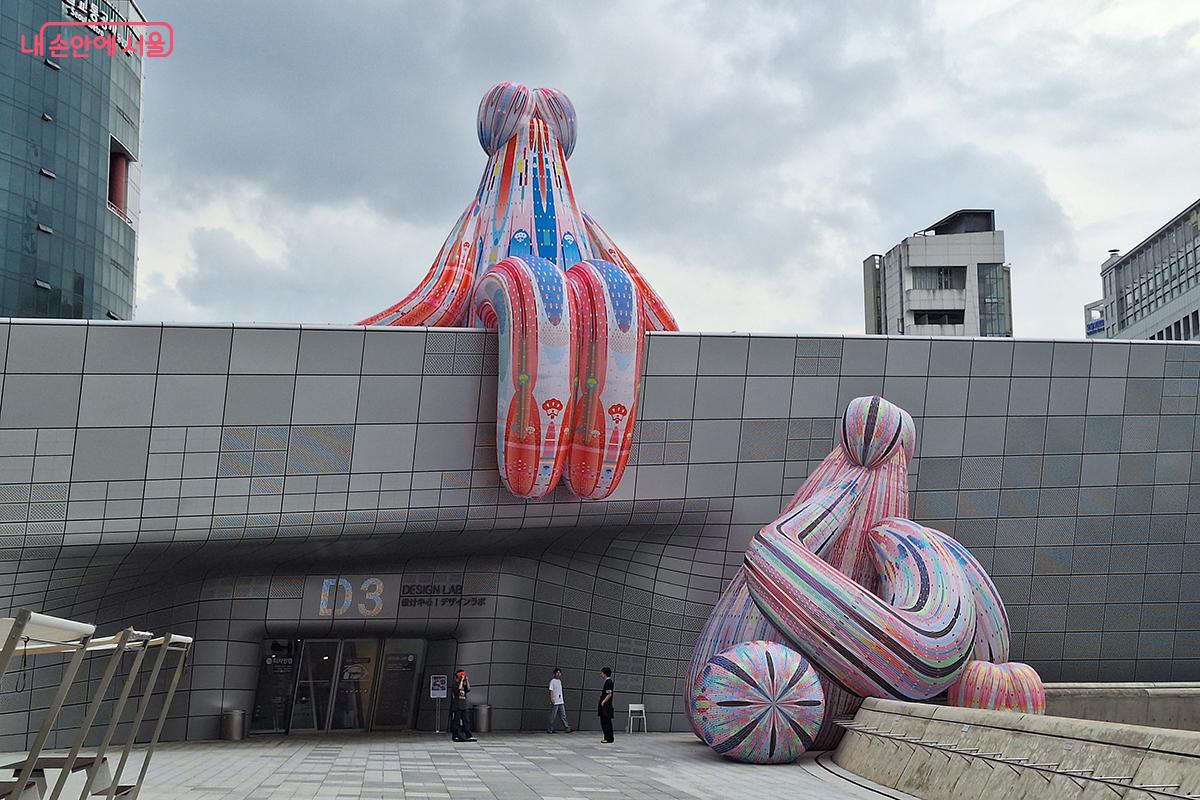 이너스의 ‘Pool Teacher’는 움직임에 반응하는 인터랙티브 벌룬 작품이다. ©백승훈