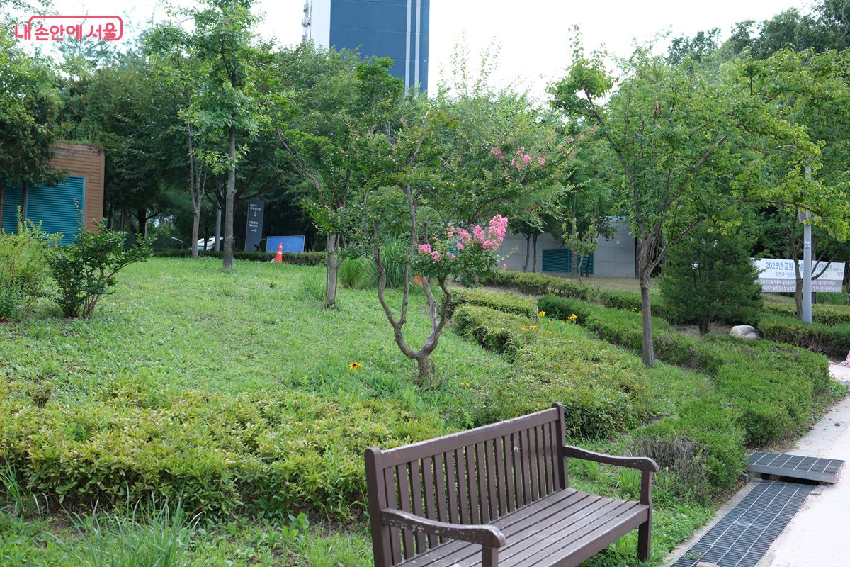 초록 잔디밭과 꽃나무들이 어우러진 독서공원 ©박우영