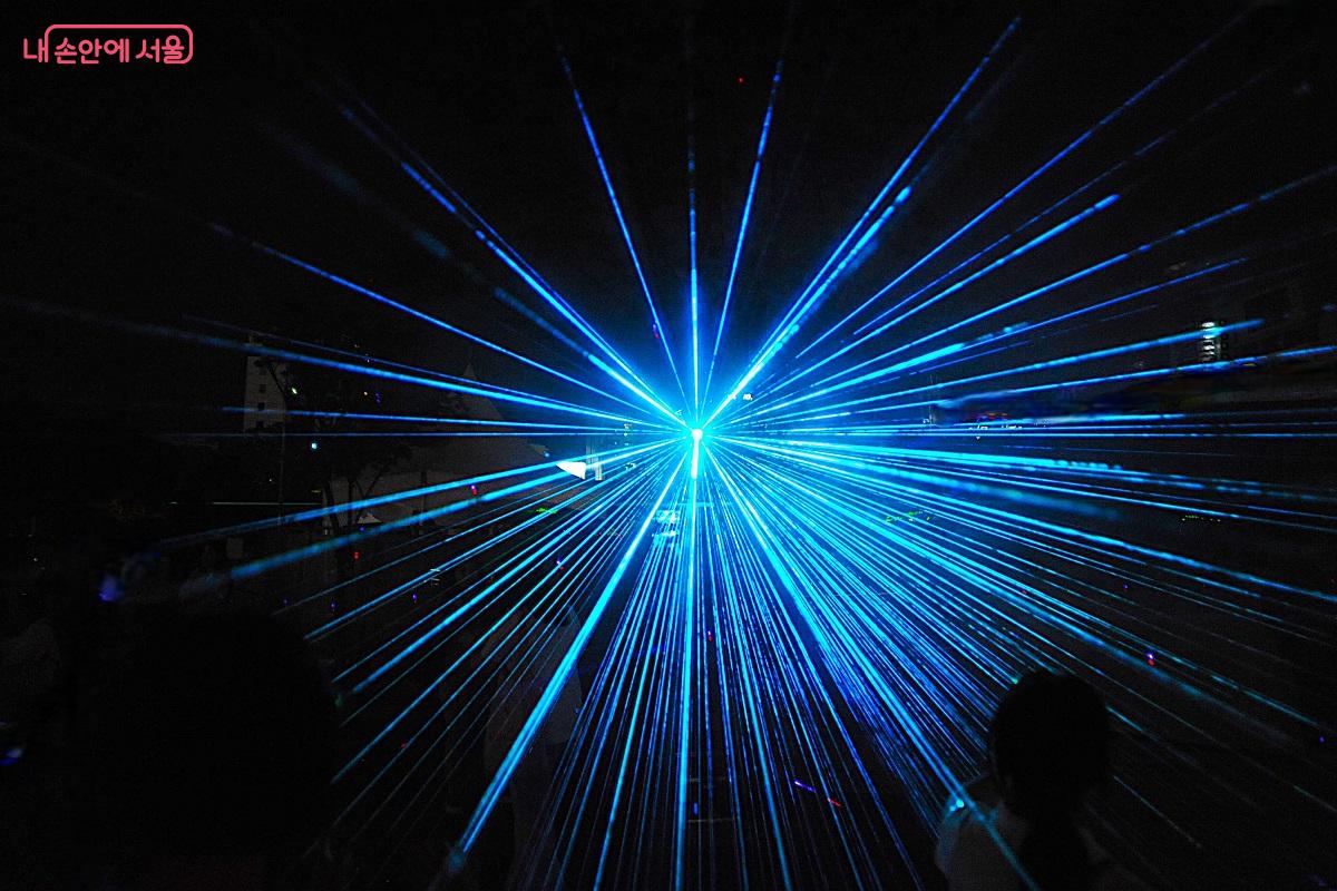 ‘Rhythm in Fog’는 ‘포그 & 레이저아트’ 작품이다. ©조수봉