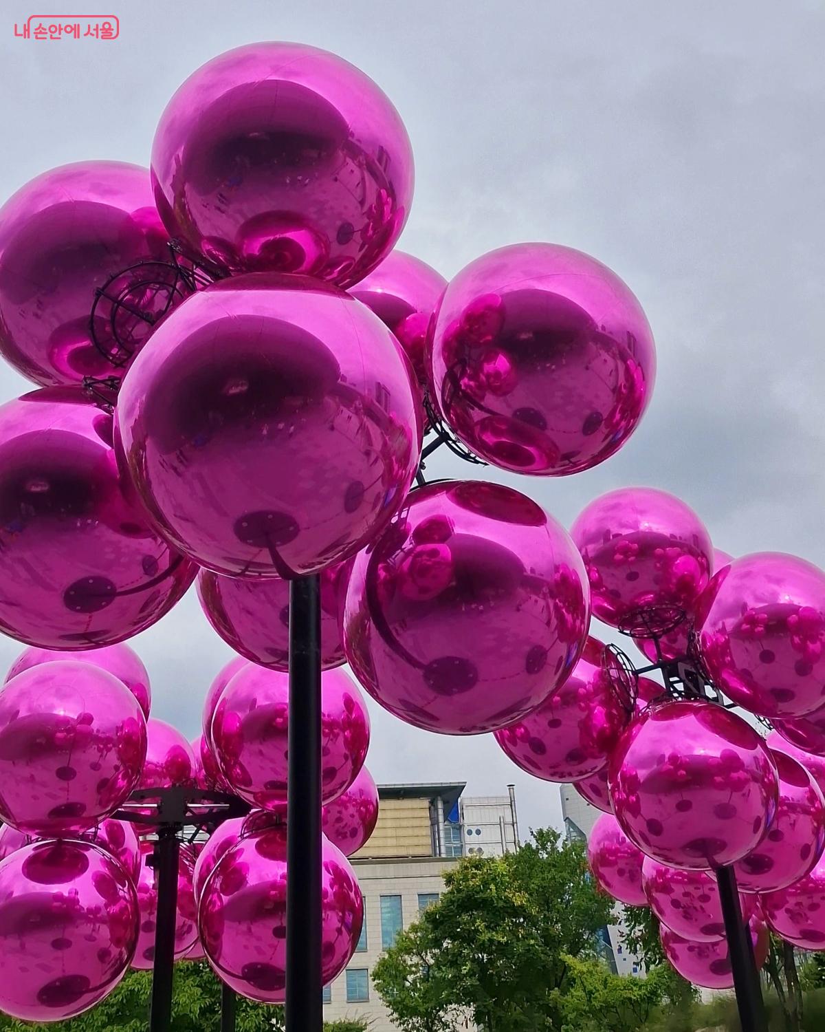 기둥을 중심으로 분홍빛 거울 구체가 높이 떠 있는 모습 &copy;임채영