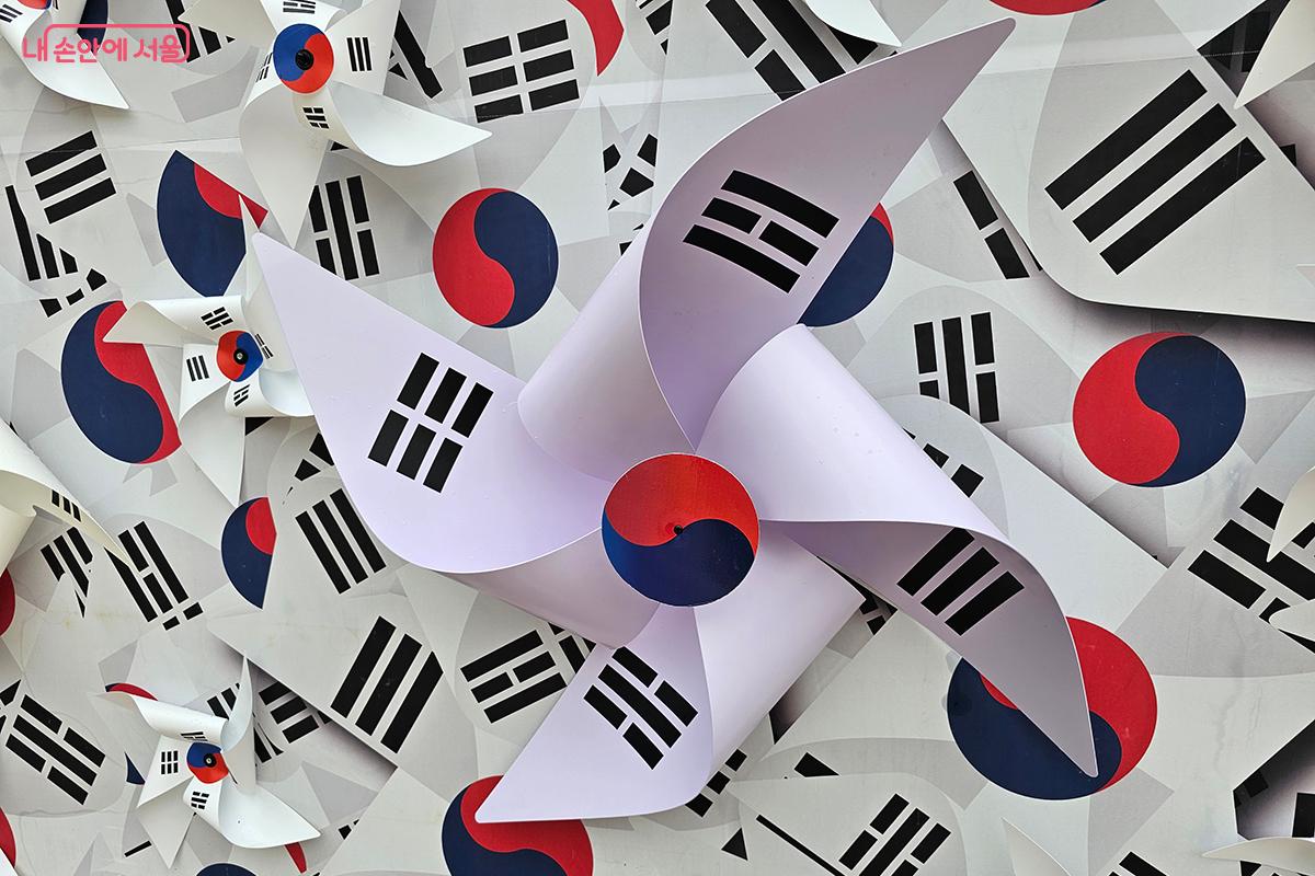 무려 300개의 태극기 바람개비가 바람에 맞춰 힘차게 돌아가는 모습은 그 자체로 장관이었다. ©정향선