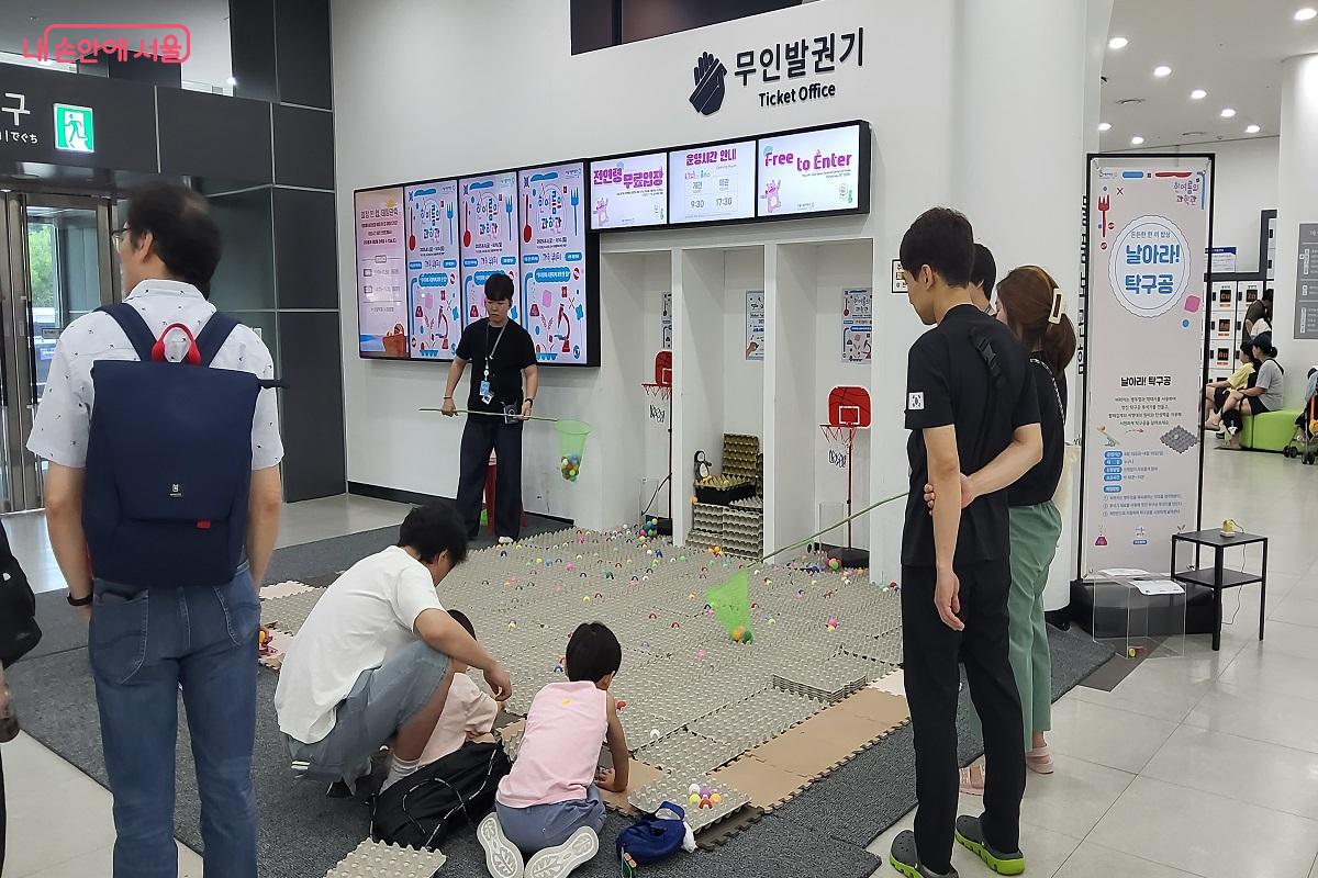 아빠와 아들이 &lsquo;날아라! 탁구공&rsquo; 게임에 사용할 도구를 만들고 있다. &copy;권수진