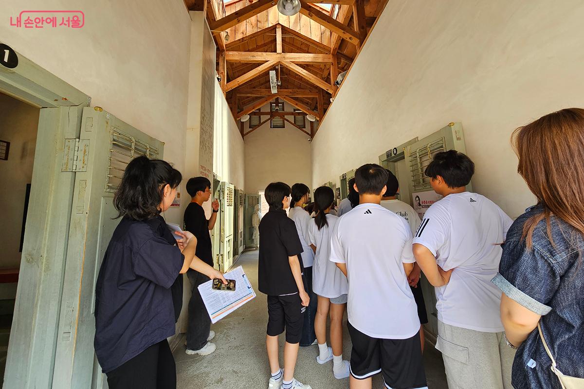 방학을 맞아 단체로 투어에 참가한 학생들이 서대문형무소 감방 내부를 둘러보고 있다. ©백승훈