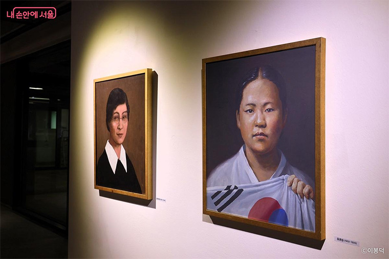 유관순 초상화와 김마리아 초상화가 걸려 있다.