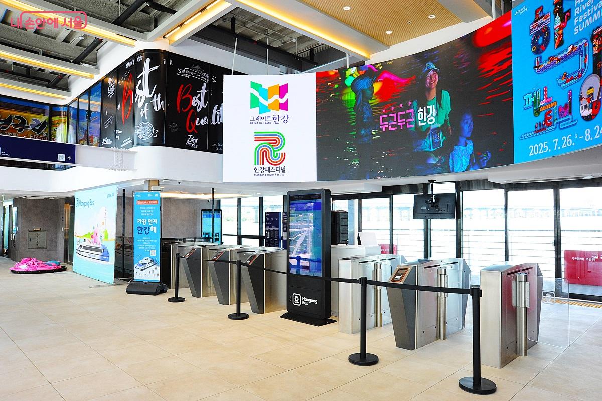 여의도 선착장 승강장 ©조수봉