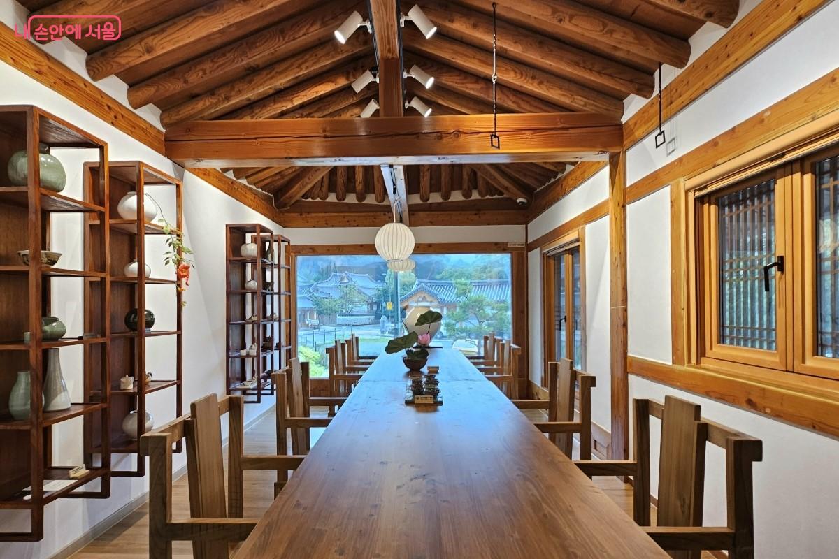 2층, 은평한옥마을이 내려다 보이는 '솔빛다락'. 지화공예, 도자기 작품이 전시돼 있다. ©최정윤