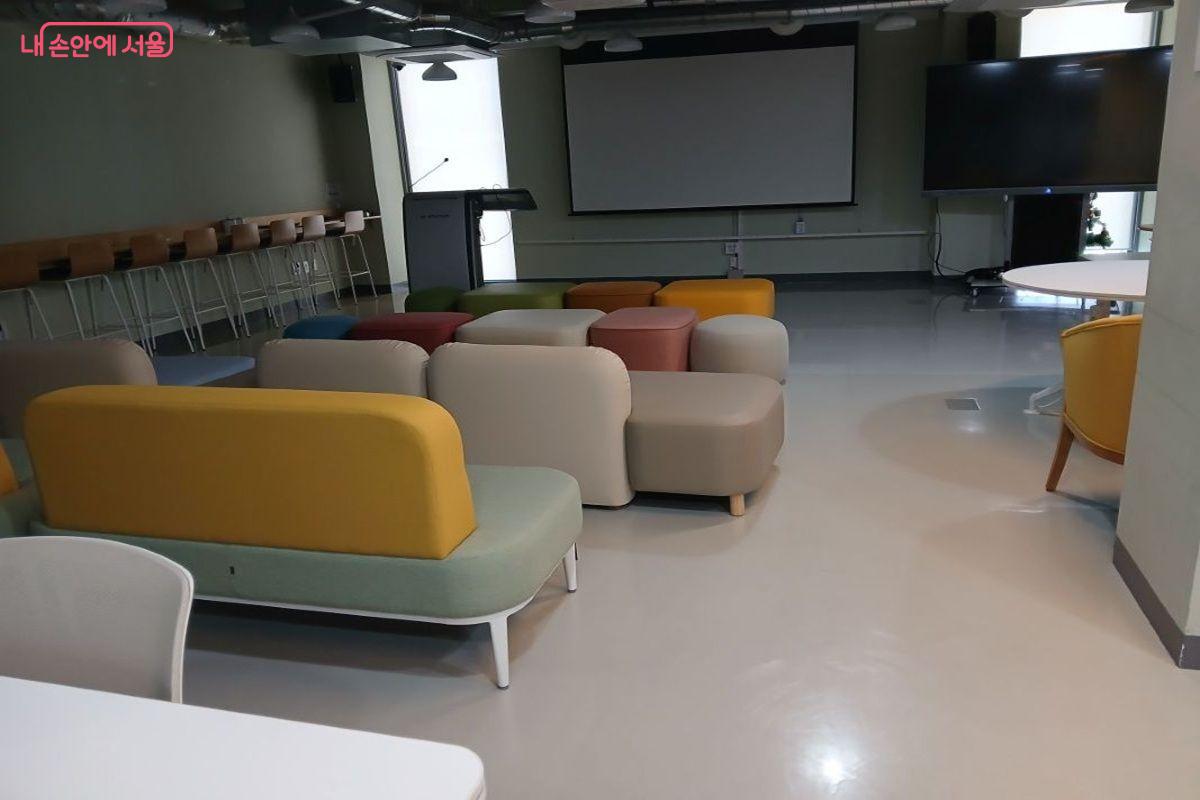 대규모 회의와 행사 등이 가능한 대회의실 ©최은영