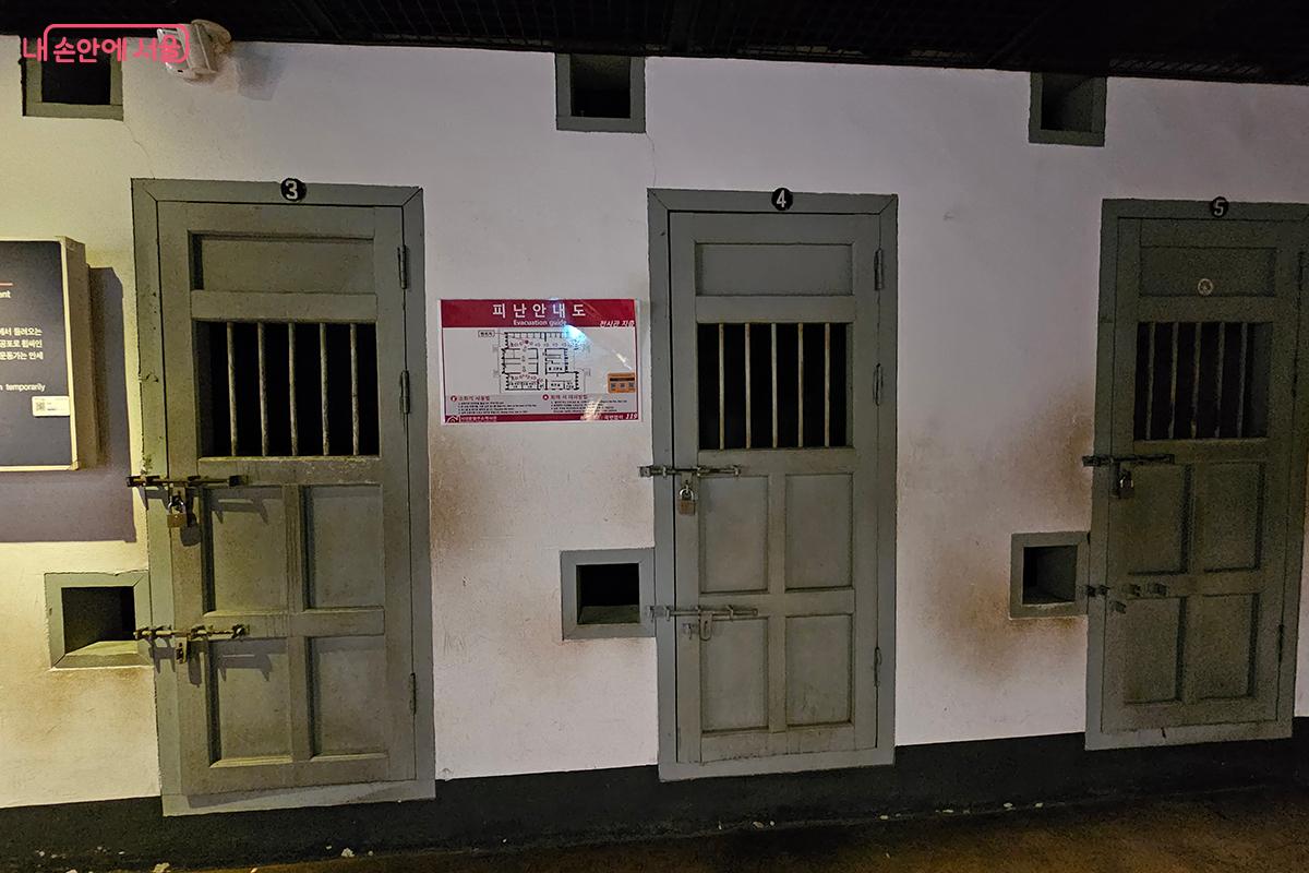 햇볕도 들지 않는 취조실의 음산한 기운이 사진 밖으로도 느껴지는 듯하다. ©이혜숙