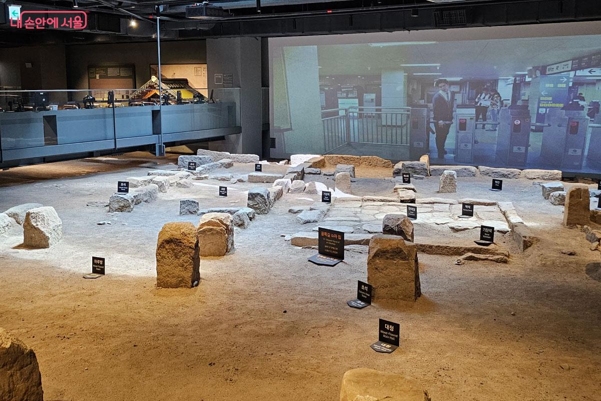  가까이에서 볼 수 있는 옛 집 터들 &copy;홍혜수