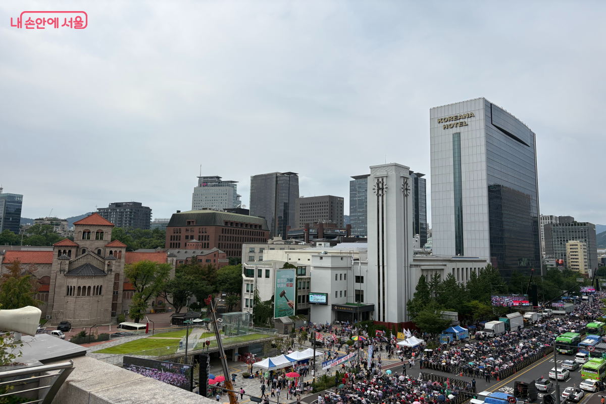 하늘뜰에서는 광화문, 경복궁 등 주변 경치를 관람할 수 있다. ©이혜린