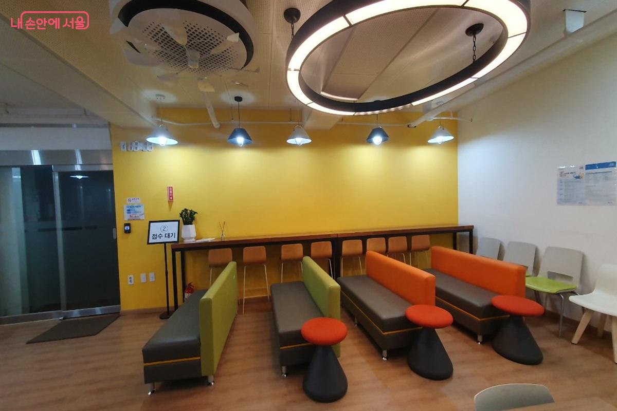 거주지 가깝게 위치해 있는 주민센터 무더위쉼터는 운영시간이 기존 18시에서 21시로 확대되었다. ©엄윤주