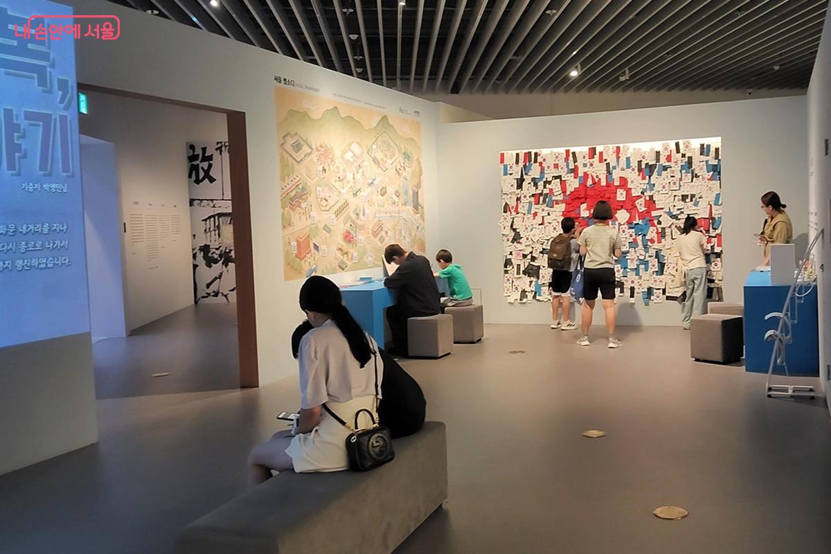 특별전시실 한편에서 독립선언서를 써보거나 태극기를 만드는 체험을 할 수 있다. ©이상돈