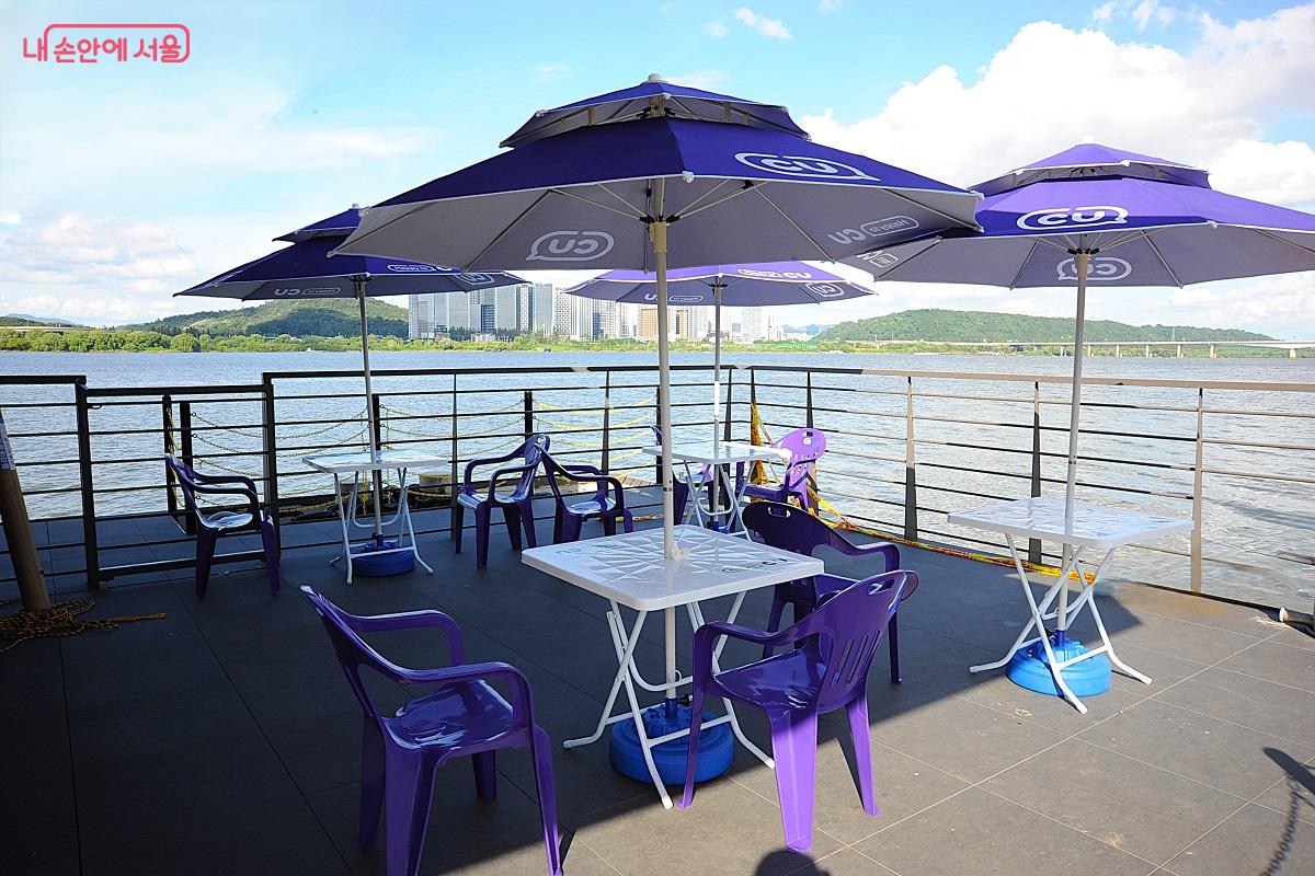 한강라면 조리기 앞에 조성된 취식 공간 ©조수봉